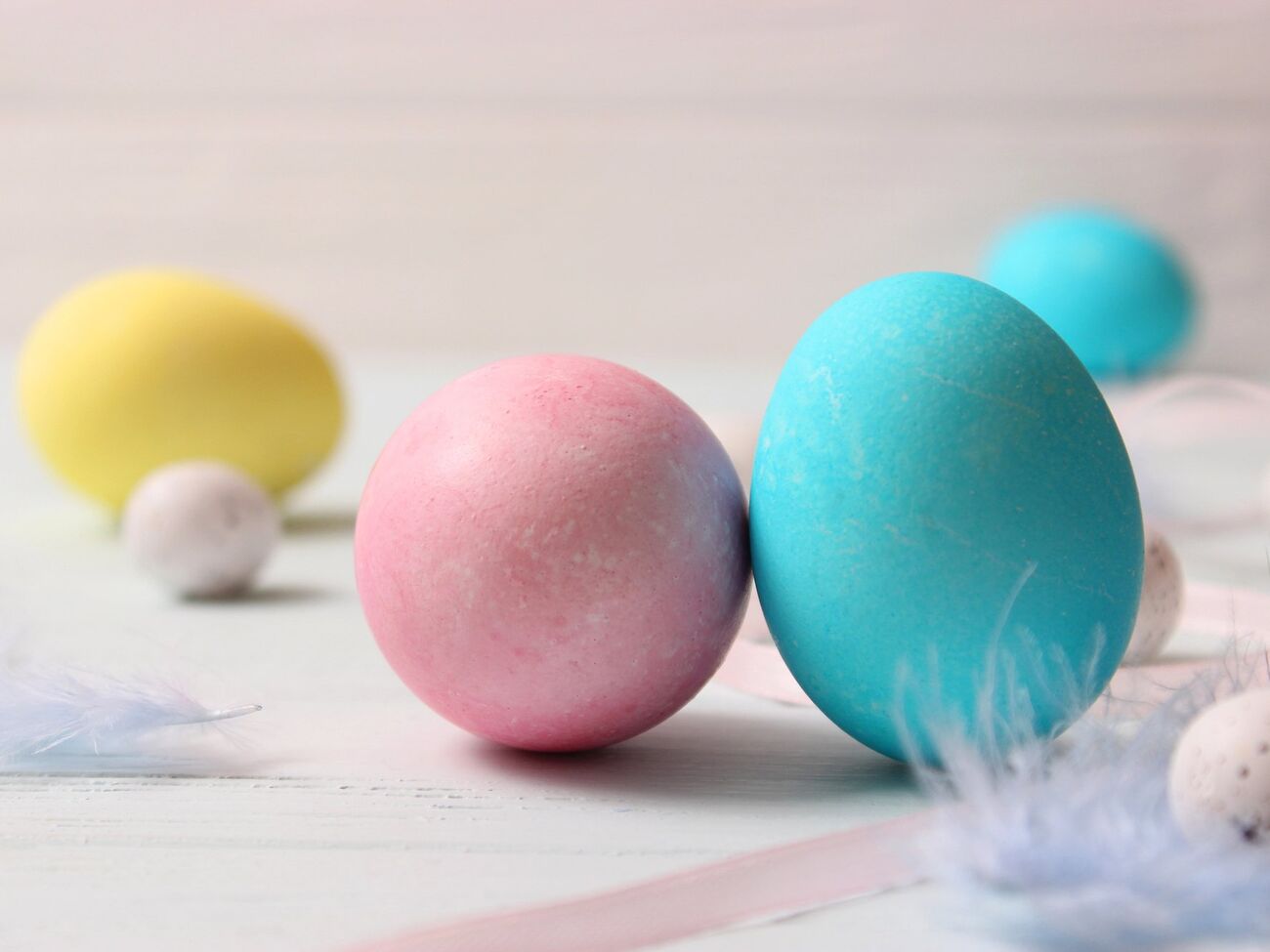 Для фарбування яєць використовують куркуму, лушпиння цибулі й синю капусту