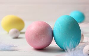 Для фарбування яєць використовують куркуму, лушпиння цибулі й синю капусту