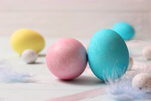 Для фарбування яєць використовують куркуму, лушпиння цибулі й синю капусту