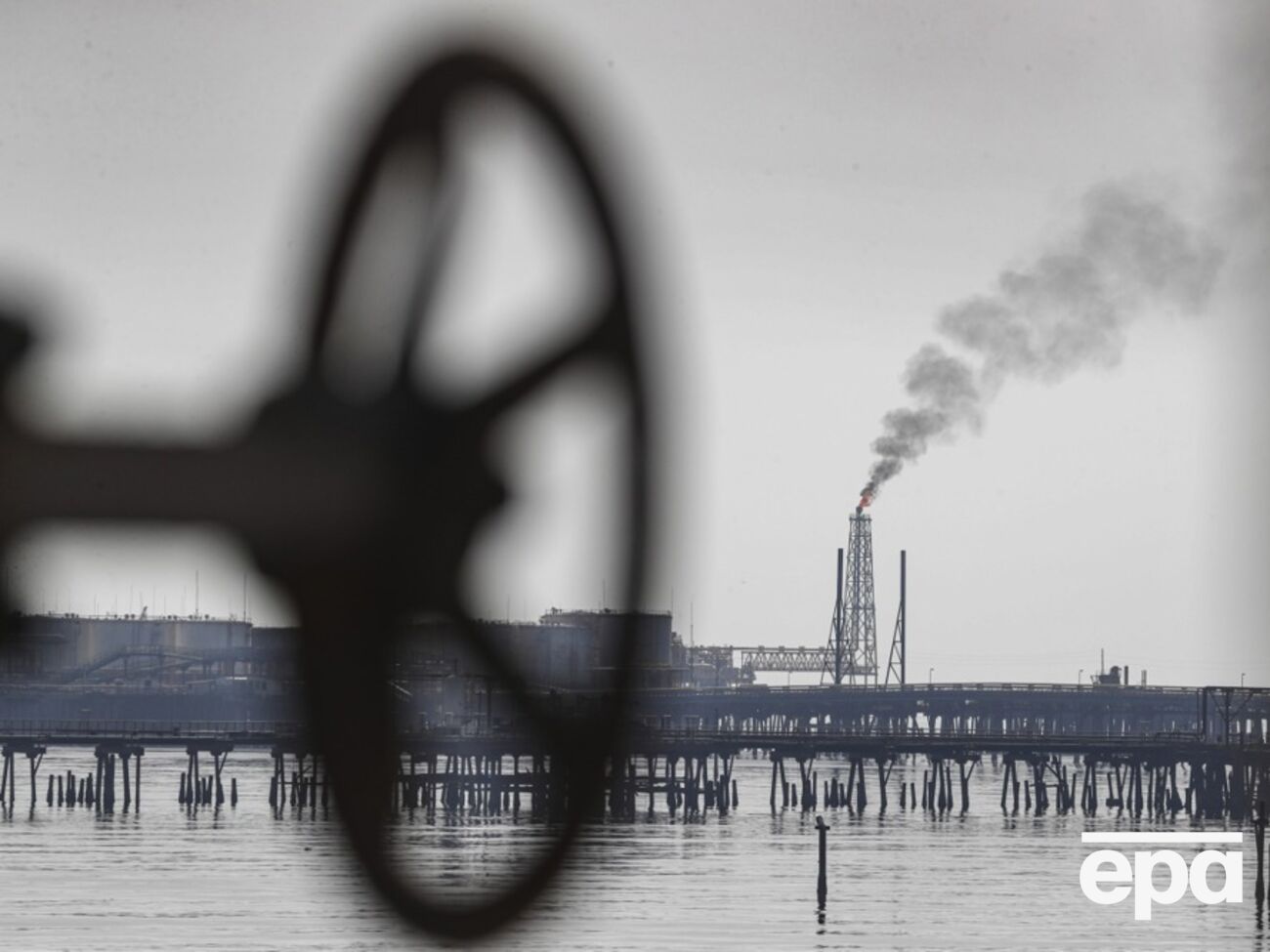 Украина поразила буровые установки РФ на шельфе Каспийского моря