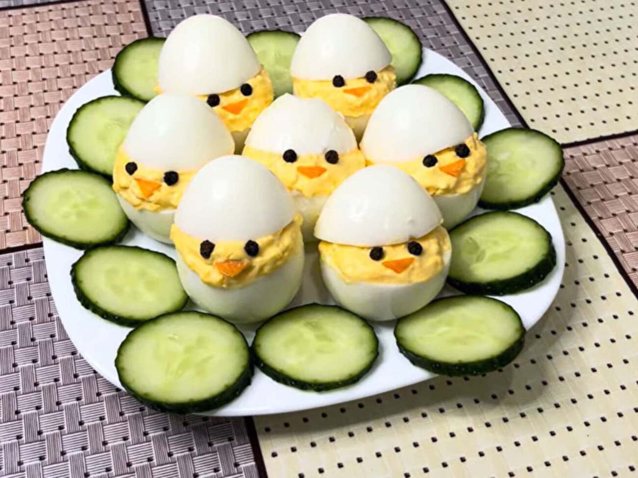 Желток нужно смешать с майонезом и чесноком