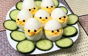 Жовток потрібно змішати з майонезом і часником