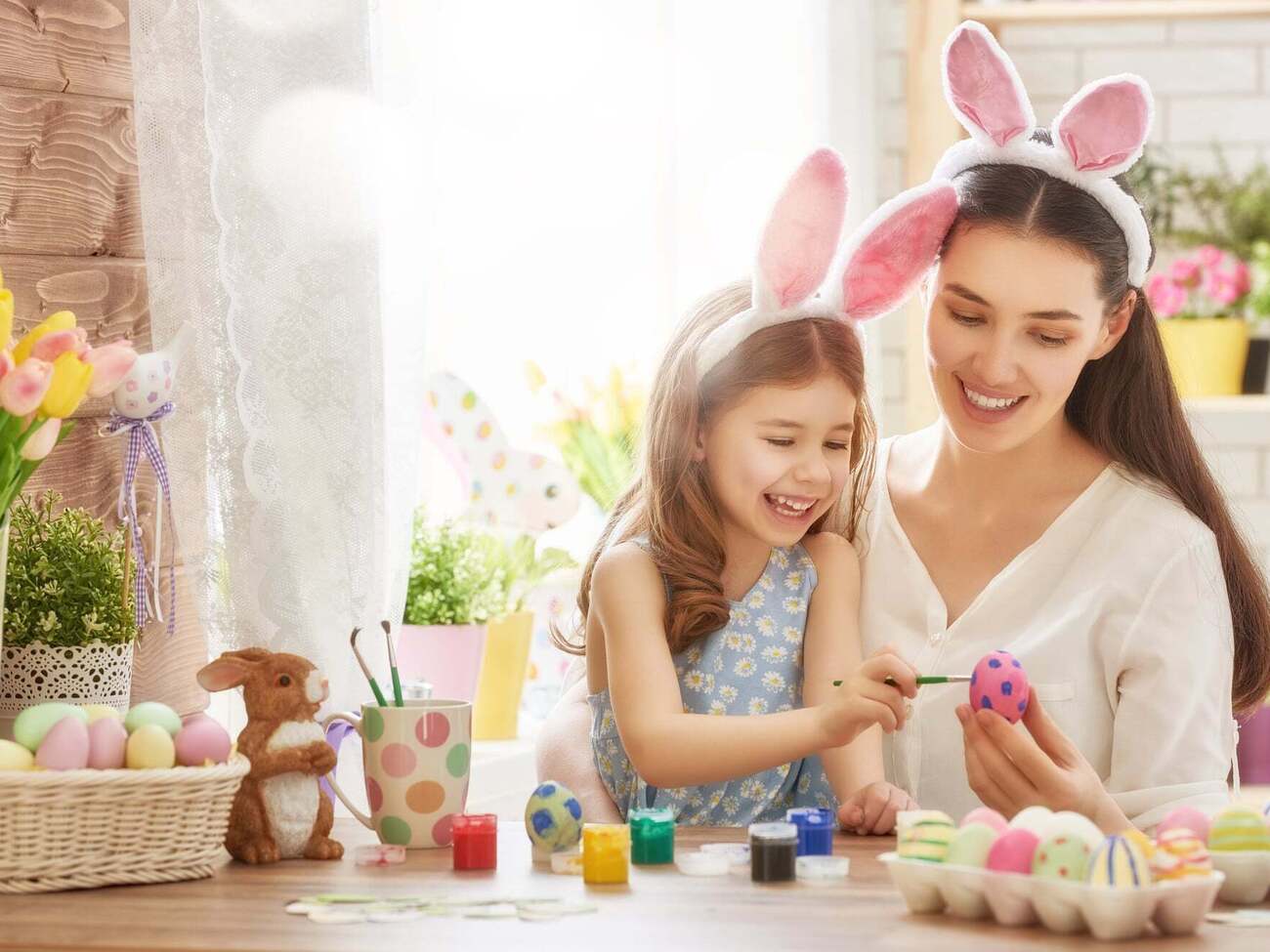 Під час фарбування яєць із дітьми треба бути пильними