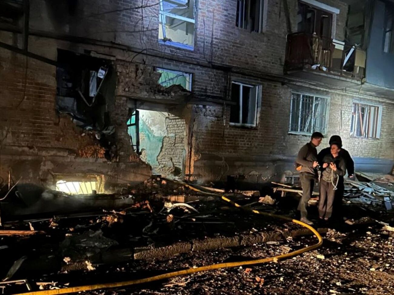 Дрон ударил в нижний этаж жилого дома