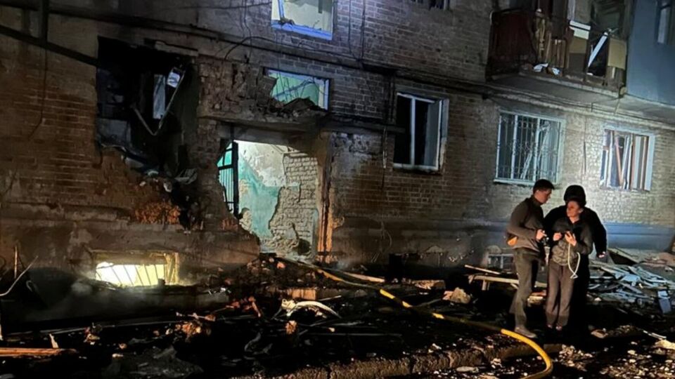 Дрон ударил в нижний этаж жилого дома