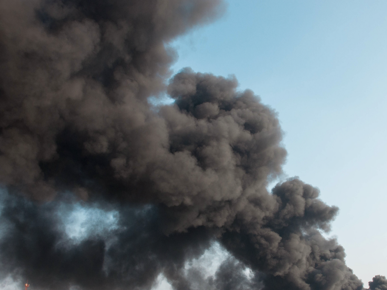 Через удари у Краснодарському краї загорілася нафтобаза