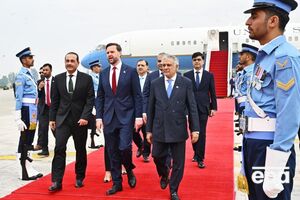 Команду США возглавляет Вэнс