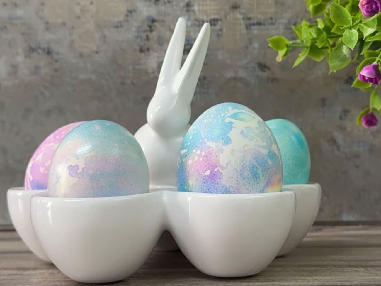 Щоб пофарбувати яйця, їх потрібно загорнути в розмальовані фломастерами серветки