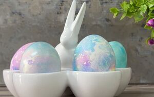 Щоб пофарбувати яйця, їх потрібно загорнути в розмальовані фломастерами серветки