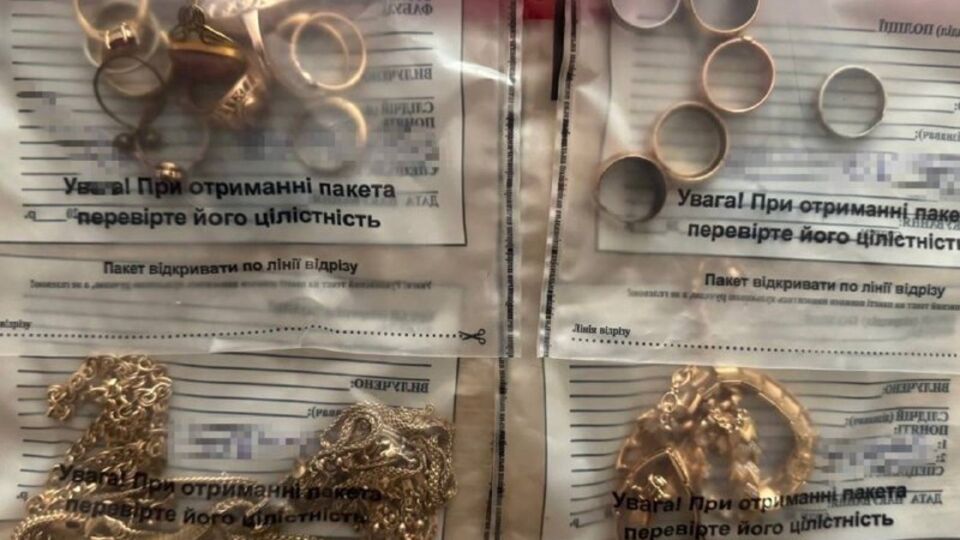 Женщина сдала в ломбард сотни украшений