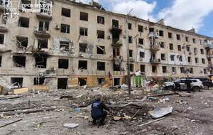 Через удар РФ по Краматорську пошкоджено багатоквартирні будинки й автотранспорт