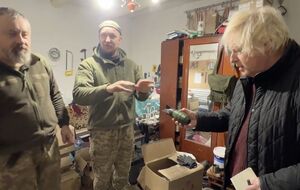 Джонсон заявил, что "исполнен ярости" из-за неадекватности поддержки Украины европейскими странами