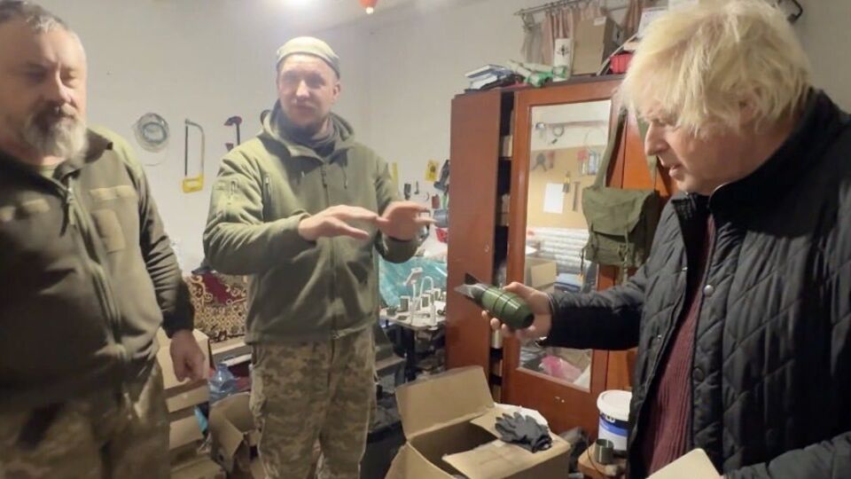 Джонсон заявив, що "сповнений люті" через неадекватність підтримки України європейськими країнами