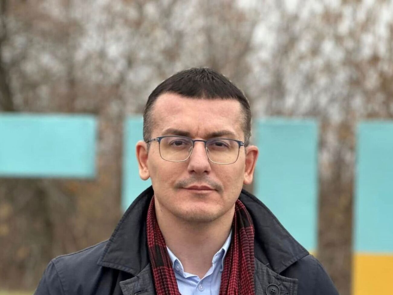 Джонсон наполегливо просив організувати поїздку на передову, я передав примірник прифронтової газети "Зоря"