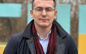 Джонсон настойчиво просил организовать поездку на передовую, я передал экземпляр прифронтовой газеты "Зоря"