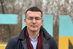 Джонсон наполегливо просив організувати поїздку на передову, я передав примірник прифронтової газети "Зоря"