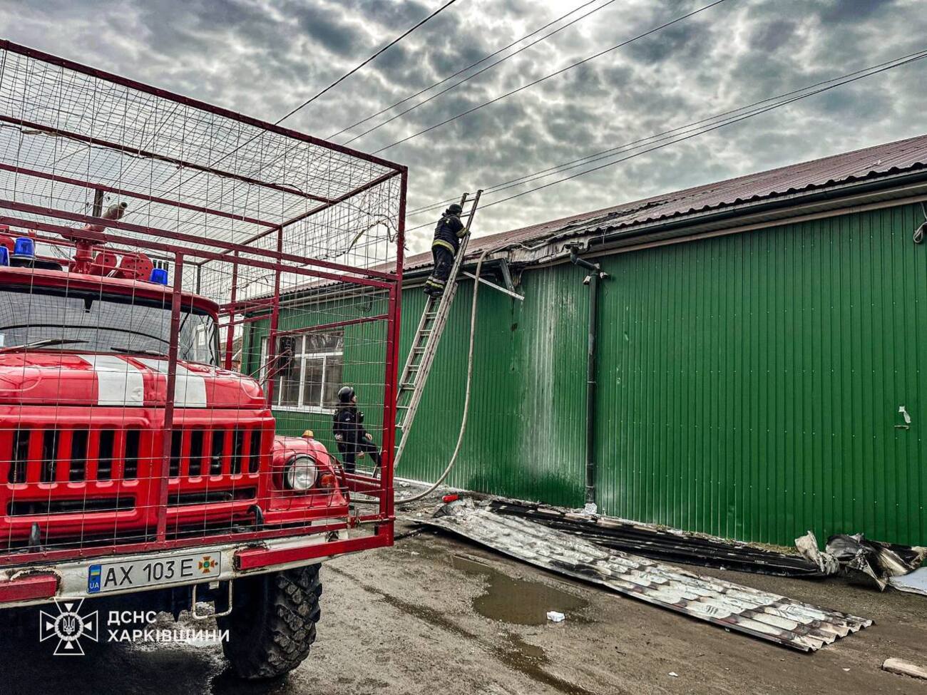 Через удар армії Росії виникла пожежа в магазині