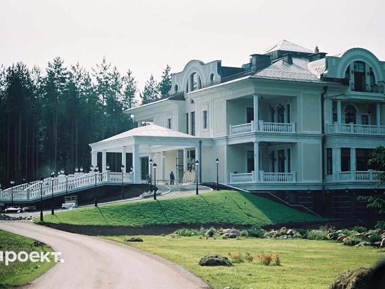 Возле резиденции Путина на Валдае появились новые башни с "Панцирями"