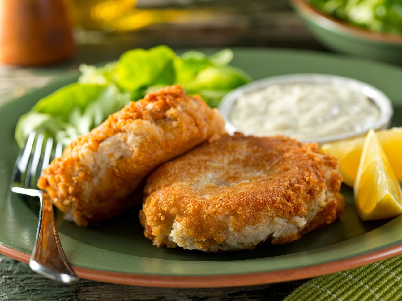 Сформуйте невеликі котлети й добре обваляйте кожну в панірувальних сухарях