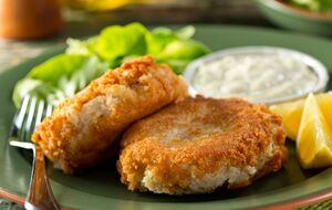 Сформируйте небольшие котлеты и хорошенько обваляйте каждую в панировочных сухарях