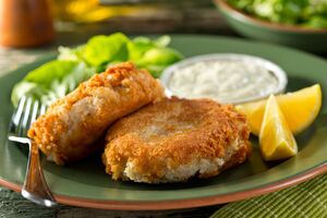 Сформуйте невеликі котлети й добре обваляйте кожну в панірувальних сухарях