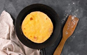 Коржик смажать на сухій сковороді