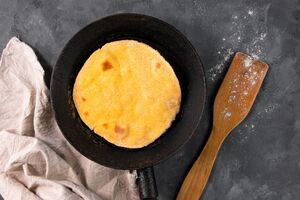 Лепешка жарится на сухой сковороде