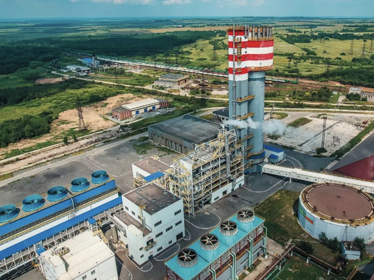 За даними моніторингових каналів, було щонайменше два влучання в цехи підприємства