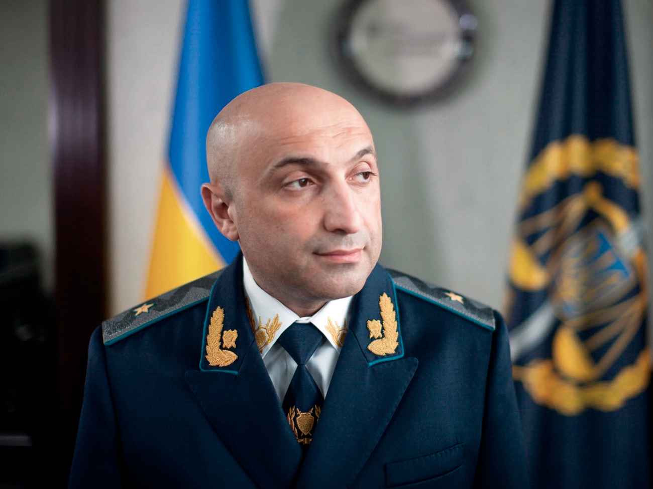 Це один із тих злочинів, який залишає значний "слід": документи, списки, маршрути