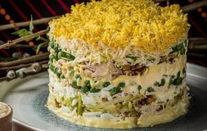 Салат формируют с помощью кольца