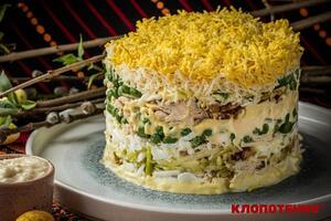 Салат формируют с помощью кольца