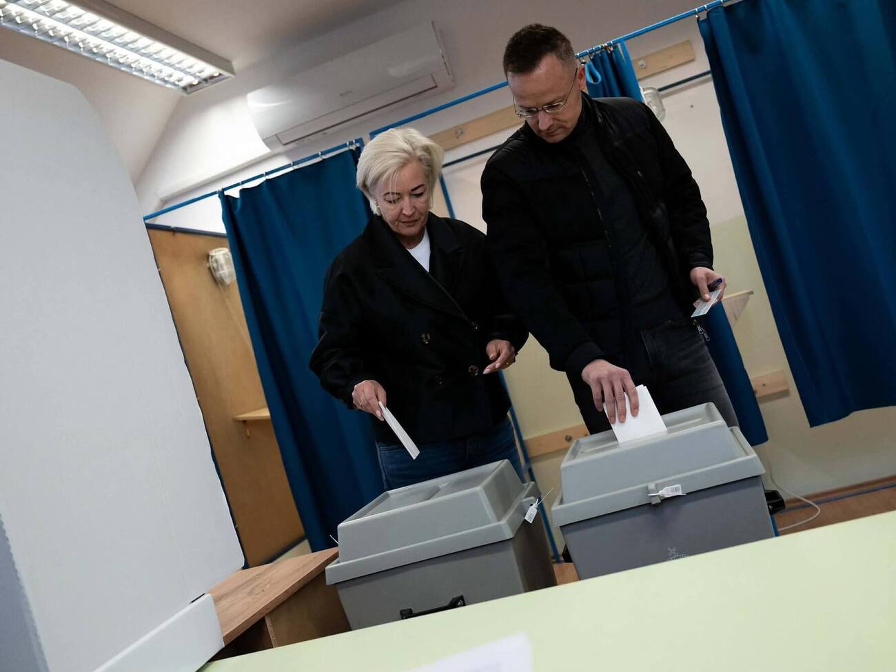 Після поразки Орбана на виборах Сійярто не з'являвся на публіці