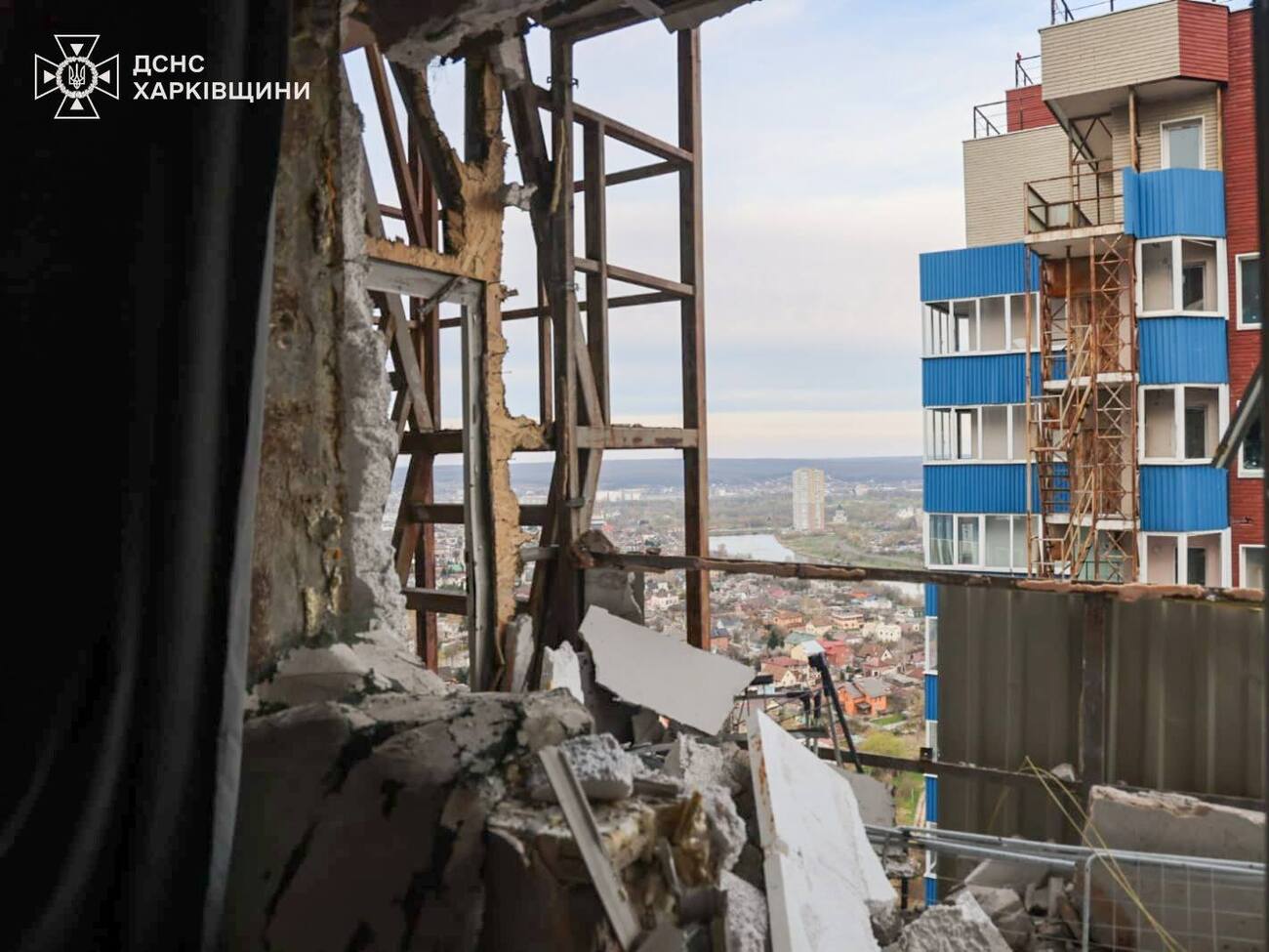 БПЛА поцілив по верхньому поверху