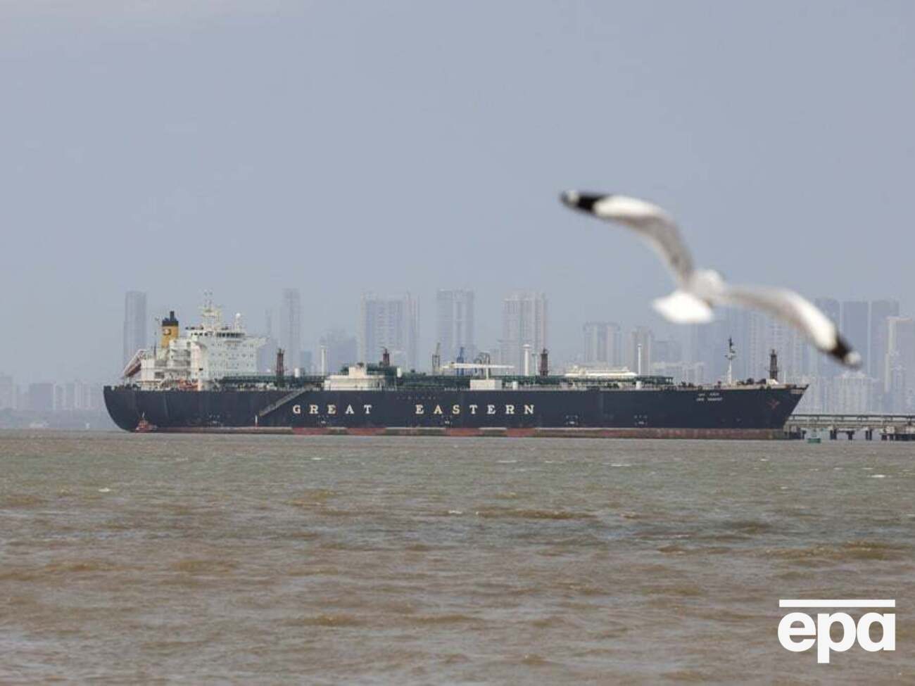 Судно пытается пройти заблокированный пролив