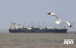 Судно пытается пройти заблокированный пролив