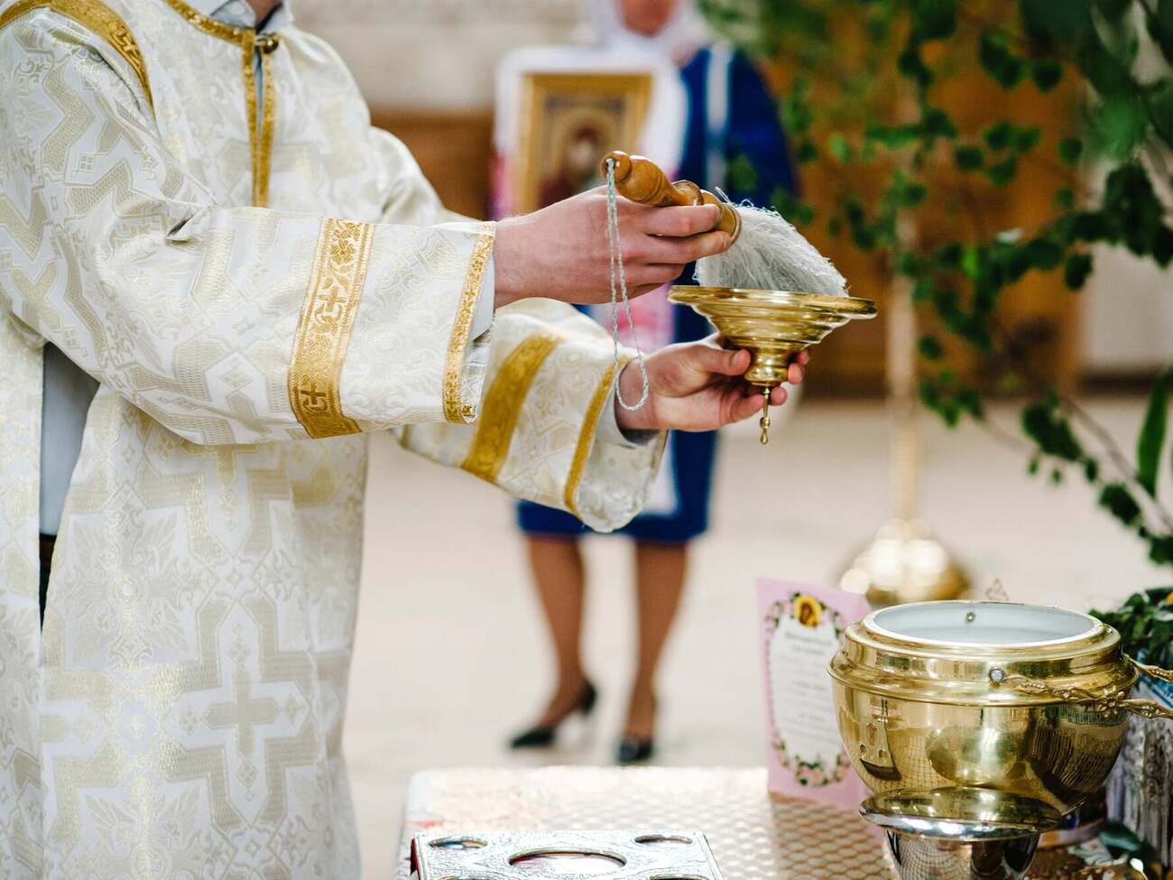 Під час освячення пасок священник підбадьорював людей як міг