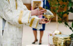 Під час освячення пасок священник підбадьорював людей як міг