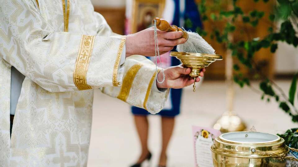 Во время освящения пасок священник подбадривал людей, как мог