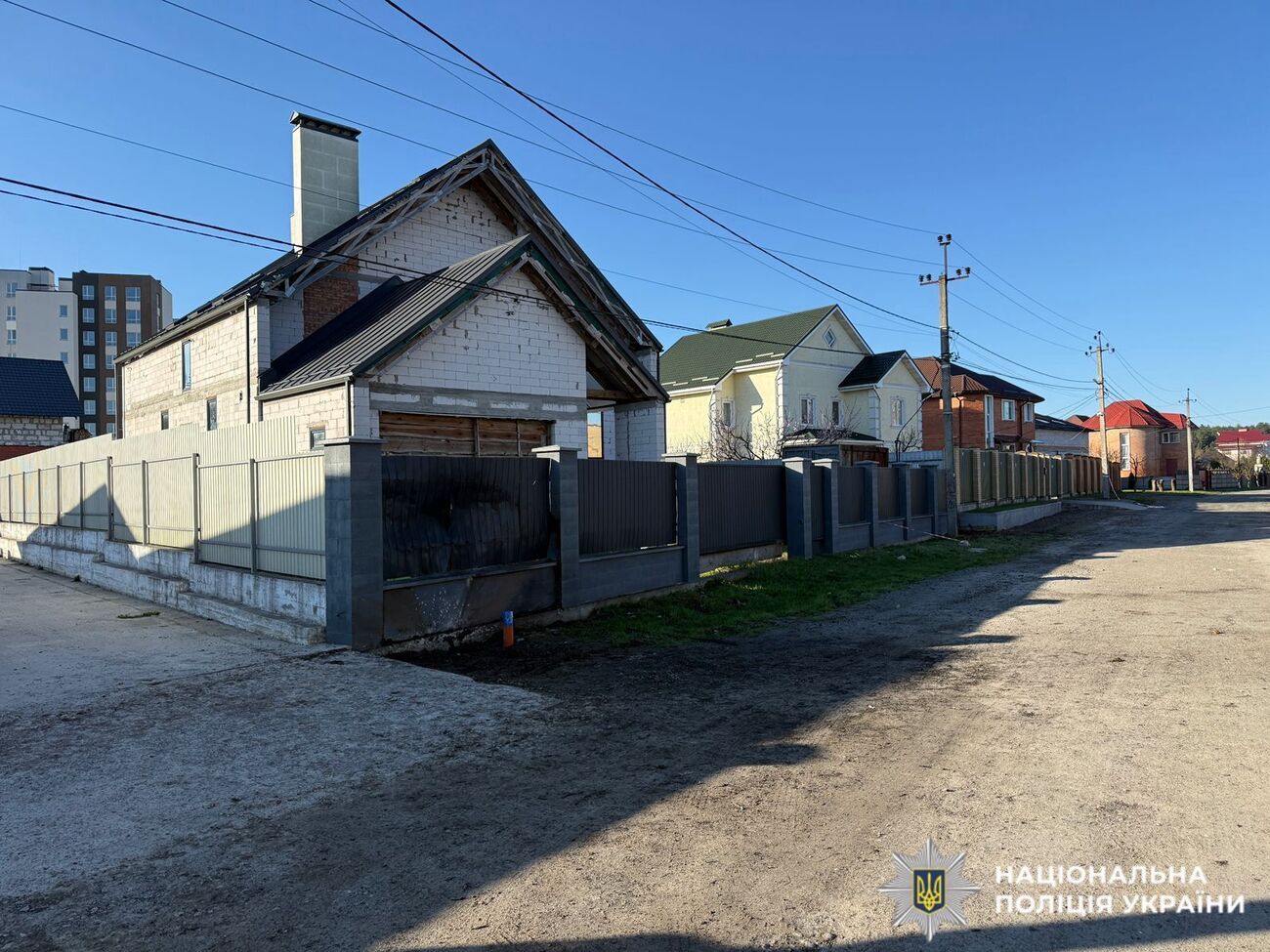 Підозрюваним 17 і 23 роки, санкція статті про теракт, за якою їх затримали, передбачає до 12 років позбавлення волі. На фото – будинок, біля якого стався вибух