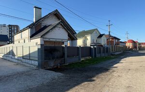 Підозрюваним 17 і 23 роки, санкція статті про теракт, за якою їх затримали, передбачає до 12 років позбавлення волі. На фото – будинок, біля якого стався вибух