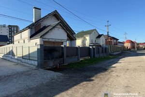 Підозрюваним 17 і 23 роки, санкція статті про теракт, за якою їх затримали, передбачає до 12 років позбавлення волі. На фото – будинок, біля якого стався вибух