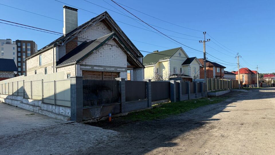 Подозреваемым 17 и 23 года, санкция статьи о теракте, по которой их задержали, предусматривает до 12 лет лишения свободы. На фото – дом, возле которого произошел взрыв