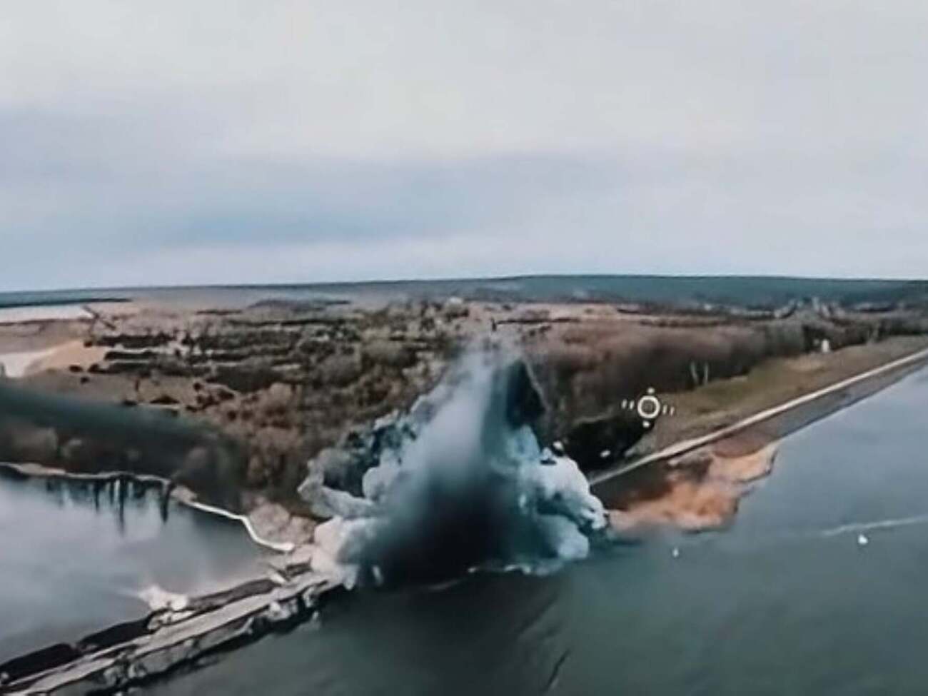 Чотири авіабомби влучили в землю поблизу гідротехнічних споруд, ще дві – у воду