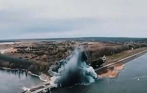 Четыре авиабомбы попали в землю вблизи гидротехнических сооружений, еще две – в воду