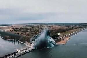 Чотири авіабомби влучили в землю поблизу гідротехнічних споруд, ще дві – у воду