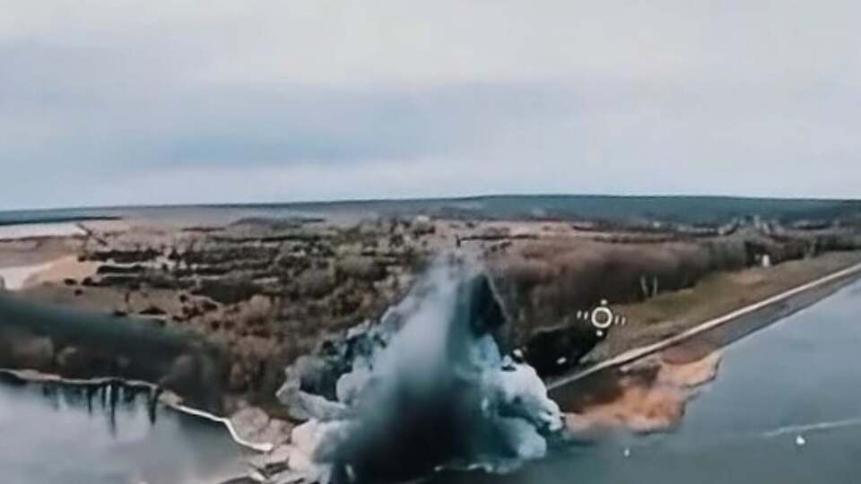 Чотири авіабомби влучили в землю поблизу гідротехнічних споруд, ще дві – у воду