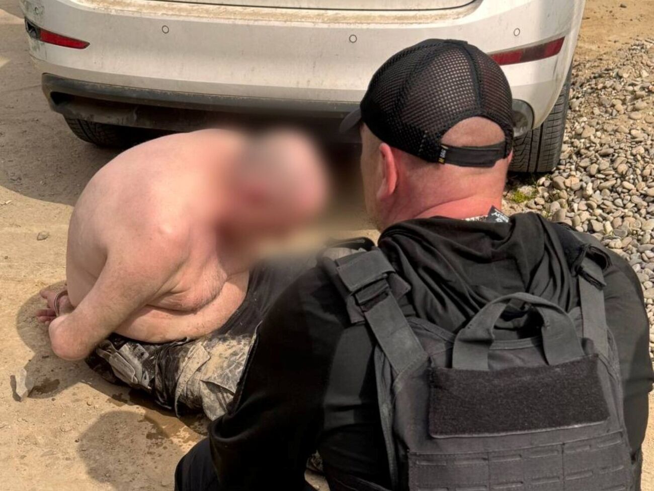 Мужчина выстрелил из травматического пистолета в голову одному из полицейских, а на другого пытался наехать автомобилем, утверждает следствие