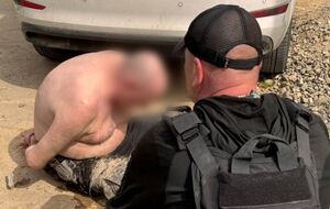 Мужчина выстрелил из травматического пистолета в голову одному из полицейских, а на другого пытался наехать автомобилем, утверждает следствие