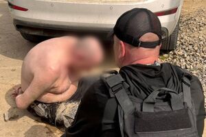 Чоловік вистрілив із травматичного пістолета в голову одному з поліцейських, а на іншого намагався наїхати автомобілем, стверджує слідство
