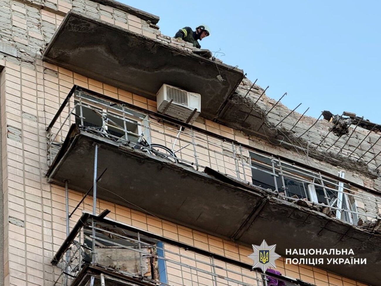 В городе повреждено по меньшей мере четыре многоэтажки